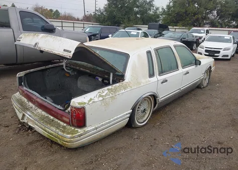 1993 Lincoln Town Car Cartier z USA, uszkodzony, nr VIN 1LNLM83W9PY760175